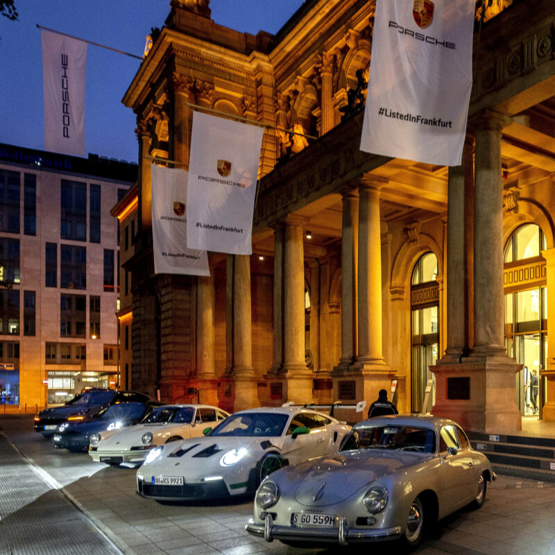 Mehrere Porsche Fahrzeuge stehen zum Börsengang von Porsche am 29.09.2022 vor dem Gebäude der deutschen Börse in Frankfurt