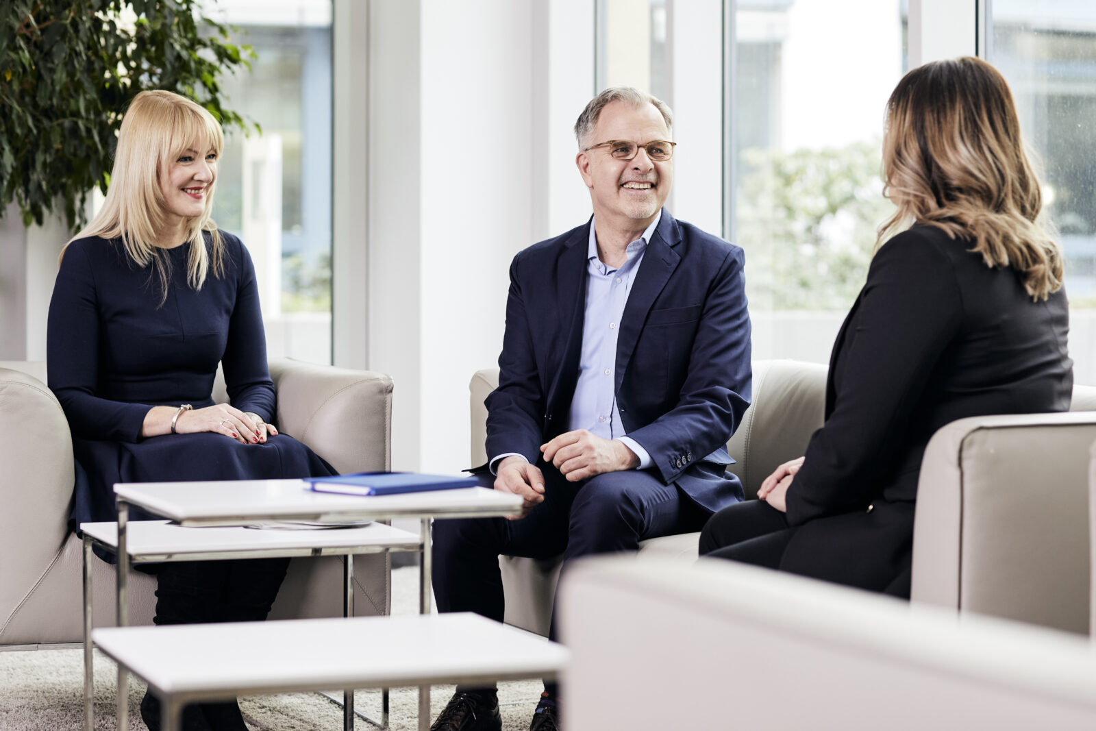 Mitarbeitende der dwpbank tauschen sich entspannt aus.