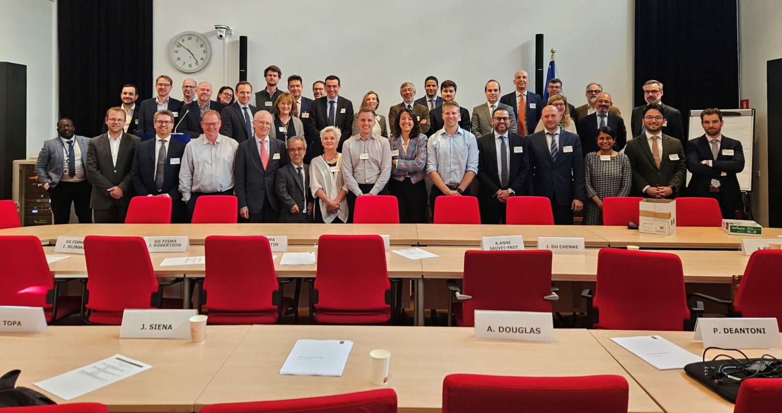Die Grafik zeigt das T+1-Industriekomittee der EU beim Launch Event der High Level Roadmap zum T+1-Settlement in Brüssel im Juli 2025.