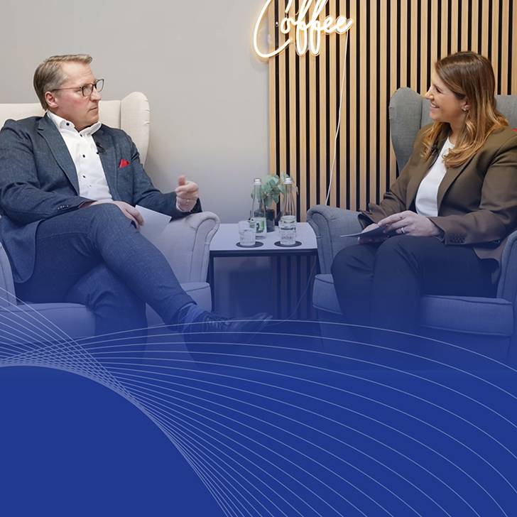 Werner Loser, Vorstandsvorsitzender der Kreissparkasse Freudenstadt, und Kristina Lindenbaum, Vorständin der dwpbank, sitzen sich in Sesseln in einer modern gestalteten Lounge-Ecke gegenüber und führen ein Gespräch über die erfolgreiche Praxisverprobung von S-Neo. Von unten blendet das Bild in einen blauen Hintergrund mit weißen Linienmustern über.