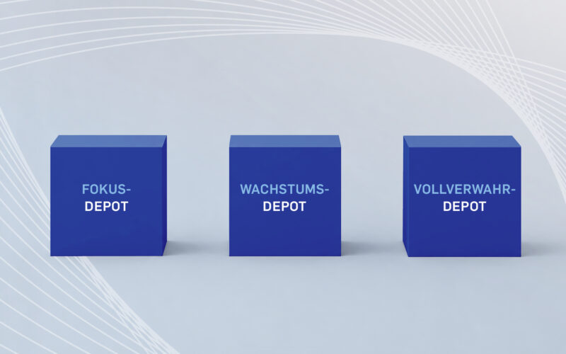 Drei blaue Würfel nebeneinander mit den Beschriftungen Fokus-Depot, Wachstums-Depot und Vollverwahr-Depot auf einem hellgrauen bis hellblauen Hintergrund angeordnet sind. Im Hintergrund verlaufen feine, geschwungene weiße Linien.