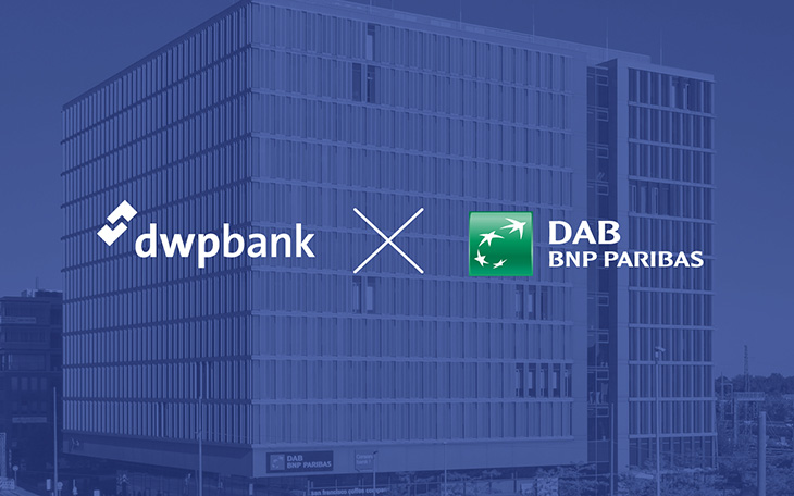 Logo-Kooperation zwischen dwpbank und DAB BNP Paribas vor der blau eingefärbten Außenansicht des modernen Bürogebäudes der DAB BNP Paribas.