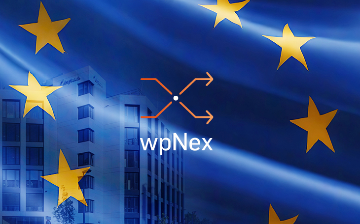 Die Grafik zeigt das Logo von wpNex mit zwei sich kreuzenden Pfeilen vor einer Kombination aus der Europaflagge und dem modernen Bürogebäude der dwpbank in Eschborn.